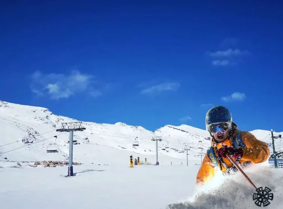 Esquiador en alto campoo