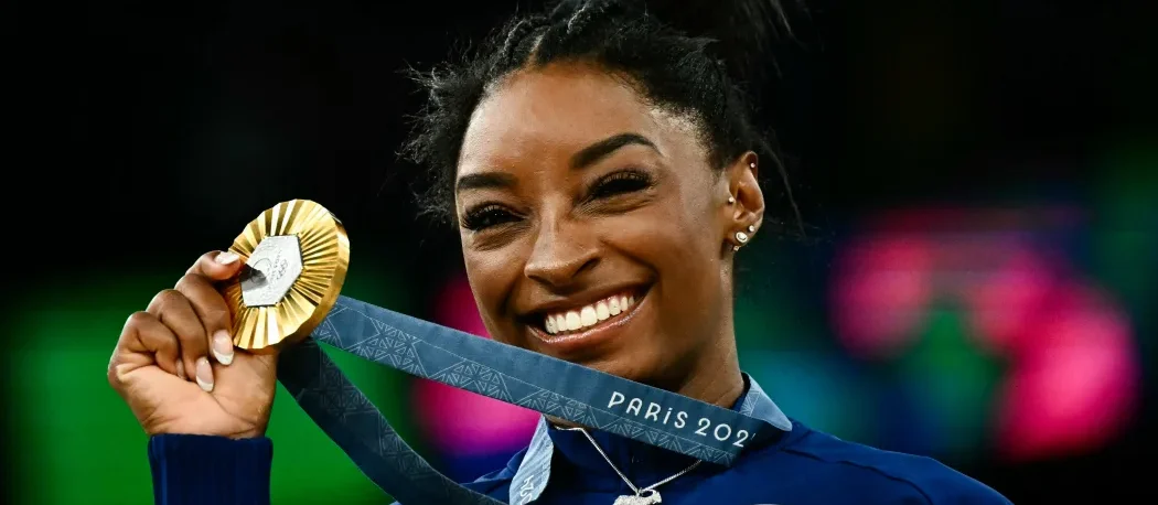 Simone Biles sonriente con su medalla de oro en los Juegos Olímpicos de París 2024