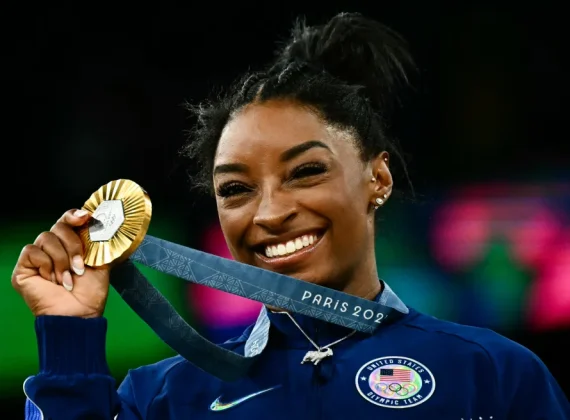 Simone Biles sonriente con su medalla de oro en los Juegos Olímpicos de París 2024