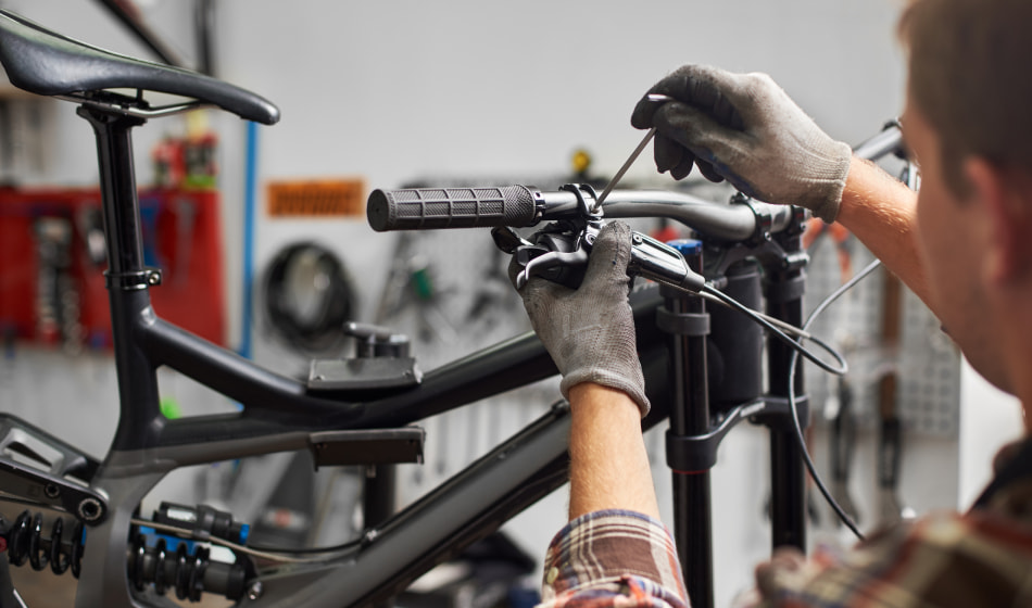 Profesional ajustando frenos de bicicleta